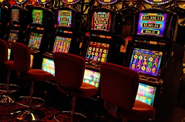 Antarmuka meja Poker Indonesia di tombol88 menampilkan pemain, kartu, dan informasi pot